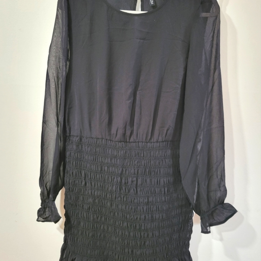 H&M SMOCK DETAIL DRESS - Picture 2 of 3